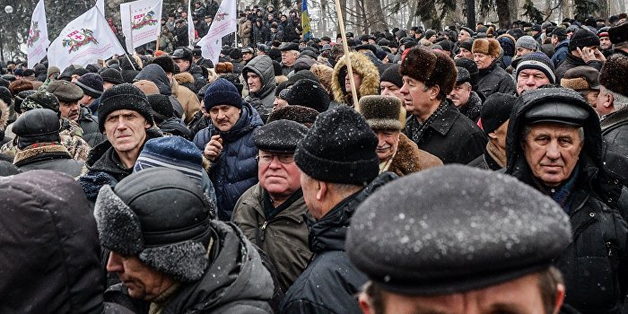Крещатик заблокирован: Сотни ветеранов МВД требуют пенсии как у полиции Крещатик заблокирован: Сотни ветеранов МВД требуют пенсии как у полиции