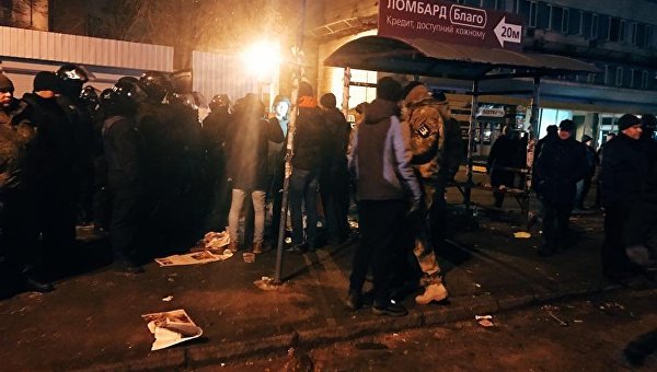 Во время разгрома МАФов в Киеве продавщице сломали руку Во время разгрома МАФов в Киеве продавщице сломали руку