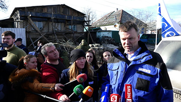Пистолет у виска: Киев продолжает терроризировать жителей Донбасса угрозой военной эскалации Пистолет у виска: Киев продолжает терроризировать жителей Донбасса угрозой военной эскалации