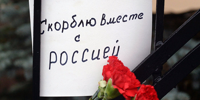 Одесский «Правый Сектор» уничтожил цветы, оставленные в память погибших в катастрофе Ту-154 Одесский «Правый Сектор» уничтожил цветы, оставленные в память погибших в катастрофе Ту-154