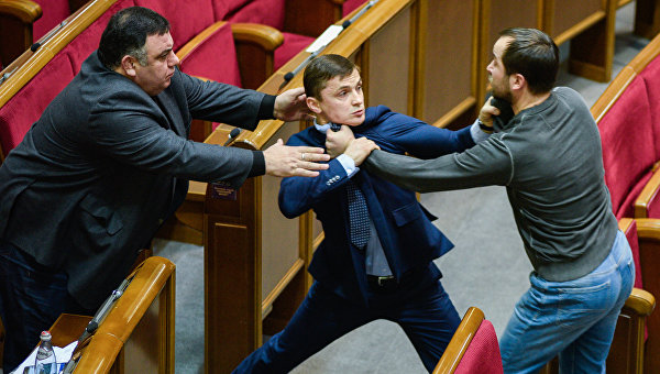Не умом, так мордобоем. Почему украинские парламентарии так любят драки Не умом, так мордобоем. Почему украинские парламентарии так любят драки