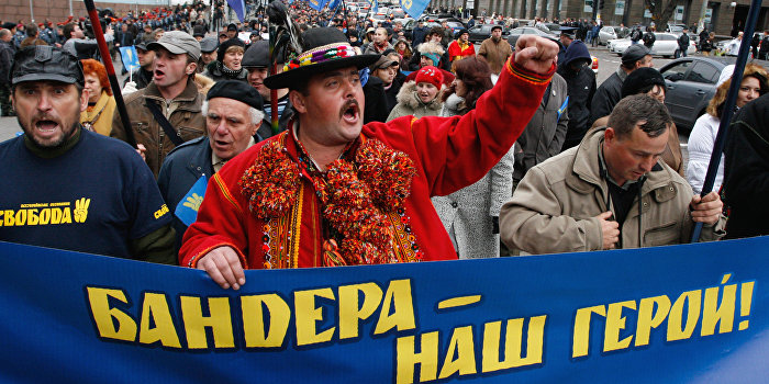 На Украине прошло факельное шествие в честь дня рождения Степана Бандеры На Украине прошло факельное шествие в честь дня рождения Степана Бандеры