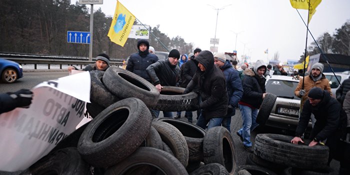Автомобилисты жгут шины на въезде в Киев Автомобилисты жгут шины на въезде в Киев
