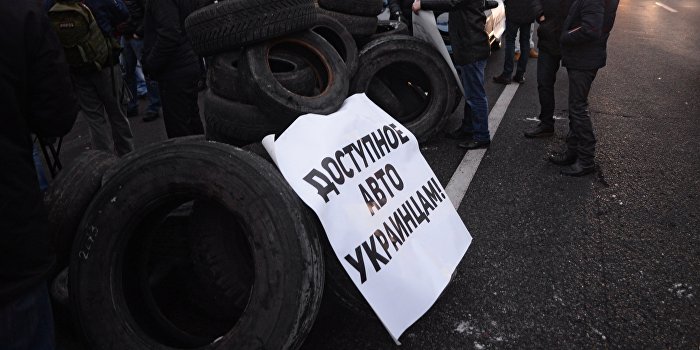 Шины снова горят: почему автомобиль остается роскошью для украинцев Шины снова горят: почему автомобиль остается роскошью для украинцев
