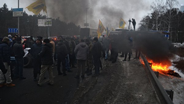 Шины снова горят: почему автомобиль остается роскошью для украинцев Шины снова горят: почему автомобиль остается роскошью для украинцев