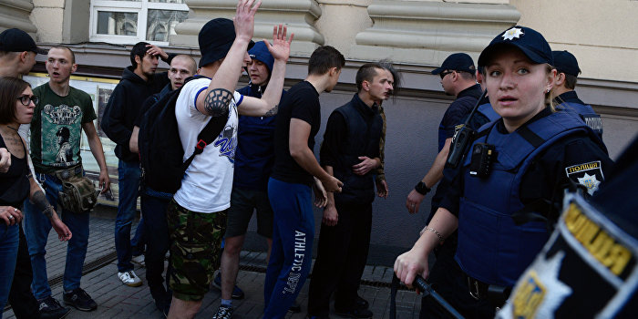 А нас за что? Радикалы в Днепре пикетируют полицию А нас за что? Радикалы в Днепре пикетируют полицию