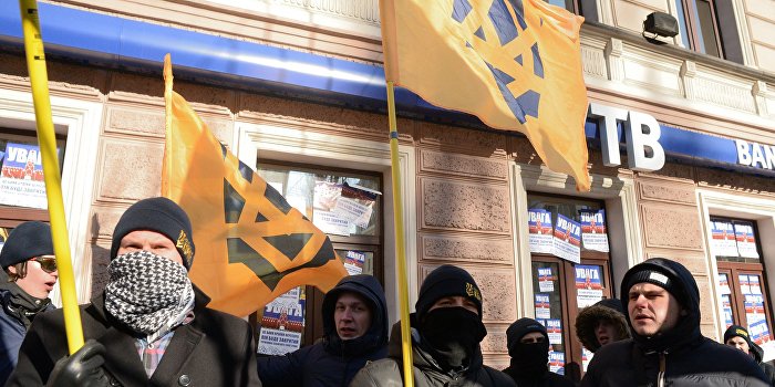 Боевики «Азова» заблокировали офисы российских банков в Киеве Боевики «Азова» заблокировали офисы российских банков в Киеве