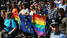 Украинцы ради убежища в Европе выдают себя за геев и коммунистов — «Вести»