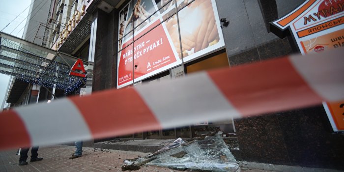 Радикалы напали на офис Ахметова и отделения «Альфа-банка» в Киеве Радикалы напали на офис Ахметова и отделения «Альфа-банка» в Киеве