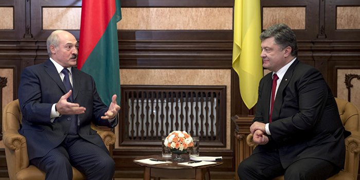 Порошенко обсудил с Лукашенко ситуацию в Донбассе Порошенко обсудил с Лукашенко ситуацию в Донбассе