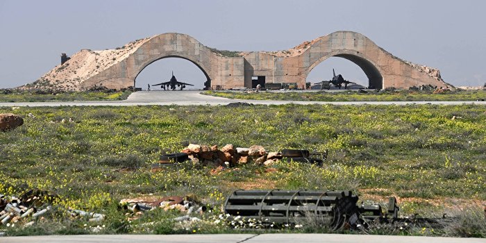 Сирийские ВВС возобновили вылеты с разбомбленной американцами базы Сирийские ВВС возобновили вылеты с разбомбленной американцами базы
