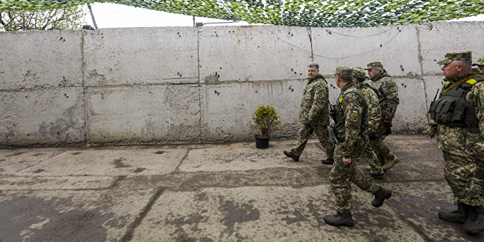 Порошенко уменьшил количество погибших в Донбассе украинских военных Порошенко уменьшил количество погибших в Донбассе украинских военных