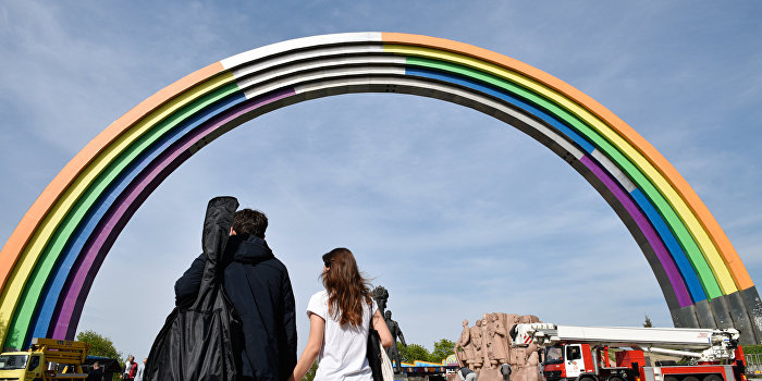 Лучше некуда: Арку дружбы народов в ЛГБТ цветах дополнит украинский орнамент