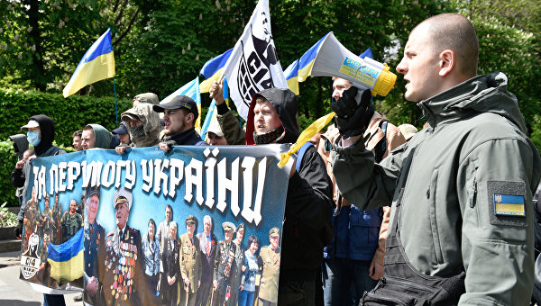 Украинский «Бессмертный полк»: принуждение к компромиссу Украинский «Бессмертный полк»: принуждение к компромиссу