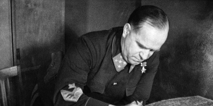В Харькове демонтирован бронзовый барельеф маршалу Жукову В Харькове демонтирован бронзовый барельеф маршалу Жукову
