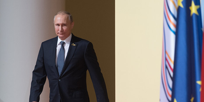 Путин и Трамп пожали друг другу руки в Гамбурге Путин и Трамп пожали друг другу руки в Гамбурге