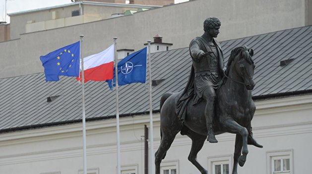 В аэропорту Варшавы вывесили карты с Литвой, Западной Украиной и Белоруссией в составе Польши В аэропорту Варшавы вывесили карты с Литвой, Западной Украиной и Белоруссией в составе Польши