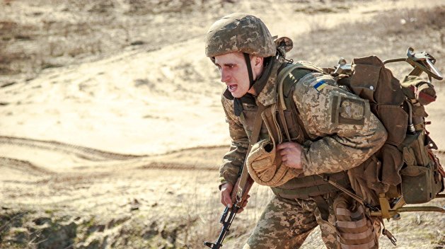 Боец ВСУ сдался в плен ополченцам из-за пьянства сослуживцев Боец ВСУ сдался в плен ополченцам из-за пьянства сослуживцев