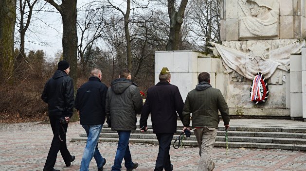 Дуда утвердил снос памятников советским воинам-освободителям в Польше Дуда утвердил снос памятников советским воинам-освободителям в Польше
