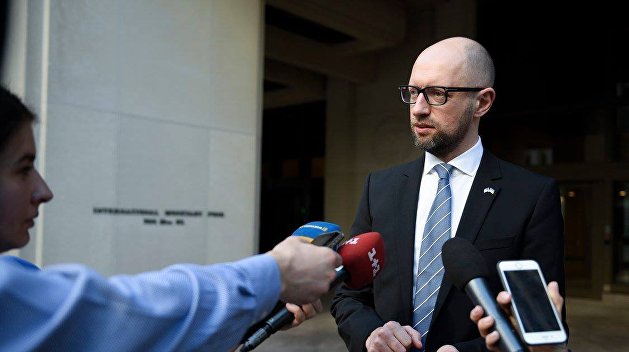 Яценюк выступил за срочное сокращение полномочий Порошенко Яценюк выступил за срочное сокращение полномочий Порошенко