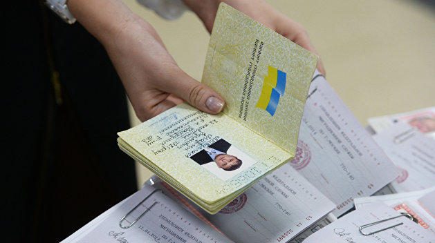 Порошенко поддержал запрет русского языка в паспортах Украины