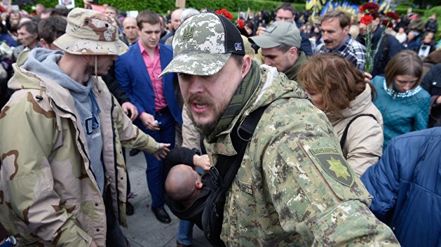 Бессмертный полк в Киеве: участников задерживают с запрещенной символикой, националистов - с оружием Бессмертный полк в Киеве: участников задерживают с запрещенной символикой, националистов - с оружием