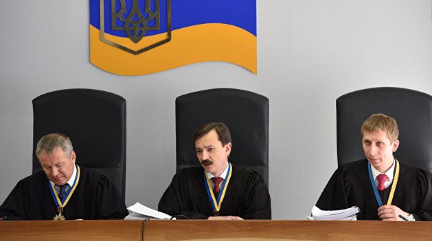 Адвокат Януковича не успел вернуться из России к заседанию суда по делу о госизмене Адвокат Януковича не успел вернуться из России к заседанию суда по делу о госизмене