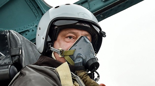 Пользователи  соцсетей высмеяли полет Порошенко на советском истребителе
