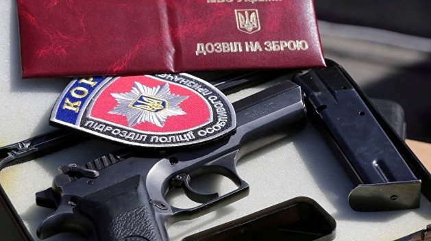 Аваков массово наградил сотрудников уголовного розыска оружием Аваков массово наградил сотрудников уголовного розыска оружием