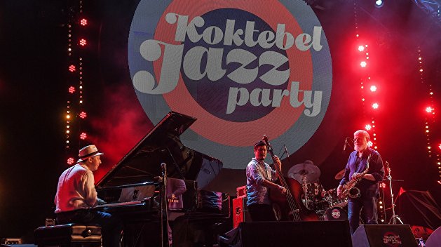Музыка вне политики: в Крыму с успехом прошел фестиваль Koktebel Jazz Party Музыка вне политики: в Крыму с успехом прошел фестиваль Koktebel Jazz Party