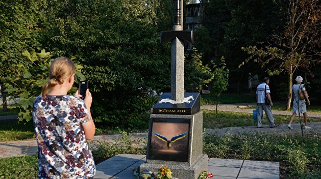В Киеве «кровью» залили памятник «героям АТО» В Киеве «кровью» залили памятник «героям АТО»