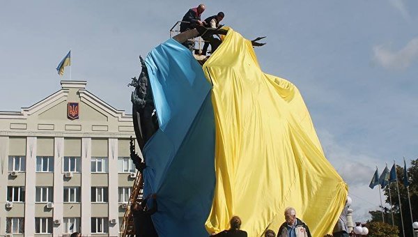 В Ирпени пожертвовали украинским флагом ради Тараса Шевченко В Ирпени пожертвовали украинским флагом ради Тараса Шевченко