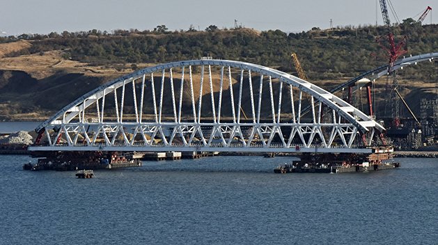Арка Крымского моста прибыла к фарватерным опорам Арка Крымского моста прибыла к фарватерным опорам