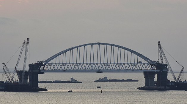 Арку Крымского моста весом в 6 тысяч тонн установили на высоту 35 метров Арку Крымского моста весом в 6 тысяч тонн установили на высоту 35 метров