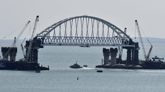 Под аркой Крымского моста прошло первое судно Под аркой Крымского моста прошло первое судно