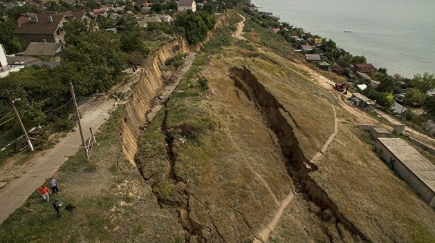 Земля из под ног: в сети появилось видео масштабного оползня под Одессой Земля из под ног: в сети появилось видео масштабного оползня под Одессой