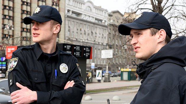 Украинская полиция усилила патрулирование кладбищ Украинская полиция усилила патрулирование кладбищ