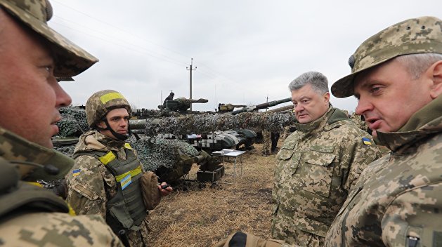 Порошенко прибыл на линию разграничения в Донбассе Порошенко прибыл на линию разграничения в Донбассе