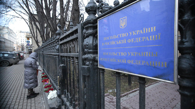 Импровизированный мемориал Олесю Бузине появился у посольства Украины Импровизированный мемориал Олесю Бузине появился у посольства Украины