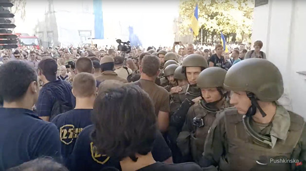 Митингующие в Одессе ворвались в здание мэрии Митингующие в Одессе ворвались в здание мэрии