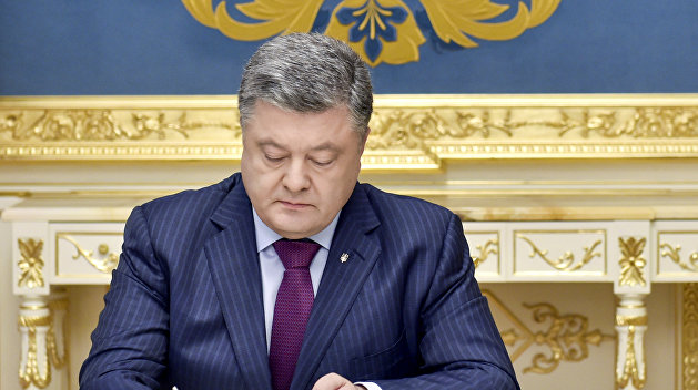 Порошенко подписал закон о е-декларациях для антикоррупционеров Порошенко подписал закон о е-декларациях для антикоррупционеров