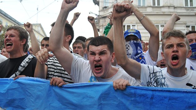 Фанаты «Динамо» избили гостей Киева и отняли у них знамена Фанаты «Динамо» избили гостей Киева и отняли у них знамена