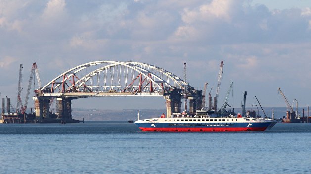 Первым под обеими арками Крымского моста прошло судно из Украины Первым под обеими арками Крымского моста прошло судно из Украины