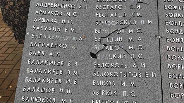В Харьковской области крушат памятники советским воинам В Харьковской области крушат памятники советским воинам