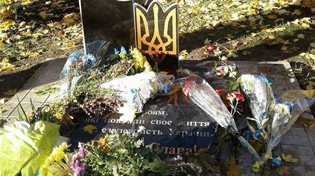 Продержался сутки: в Константиновке разрушили памятник бойцам АТО Продержался сутки: в Константиновке разрушили памятник бойцам АТО