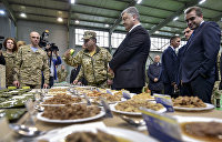 «Тушенка как сопли»: украинские военные показали, чем их кормит Порошенко