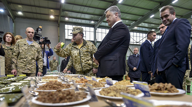 «Тушенка как сопли»: украинские военные показали, чем их кормит Порошенко «Тушенка как сопли»: украинские военные показали, чем их кормит Порошенко