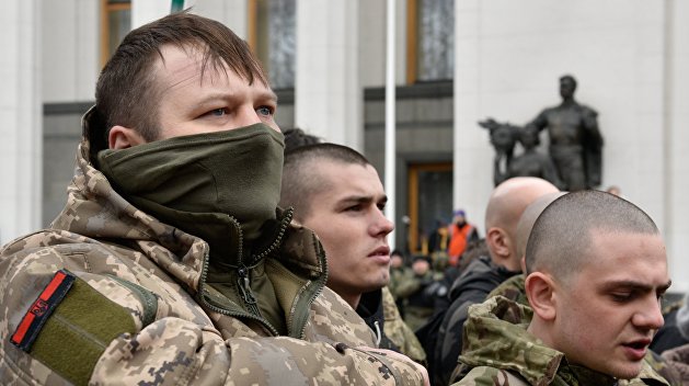 У здания украинского парламента палят пушки У здания украинского парламента палят пушки