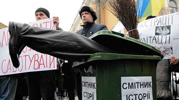 Не нашли судей, отыгрались на бомжах: радикалы устрашали одесскую Фемиду Не нашли судей, отыгрались на бомжах: радикалы устрашали одесскую Фемиду