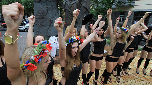 Активистка Femen прикинулась для азербайджанцев овцой Активистка Femen прикинулась для азербайджанцев овцой